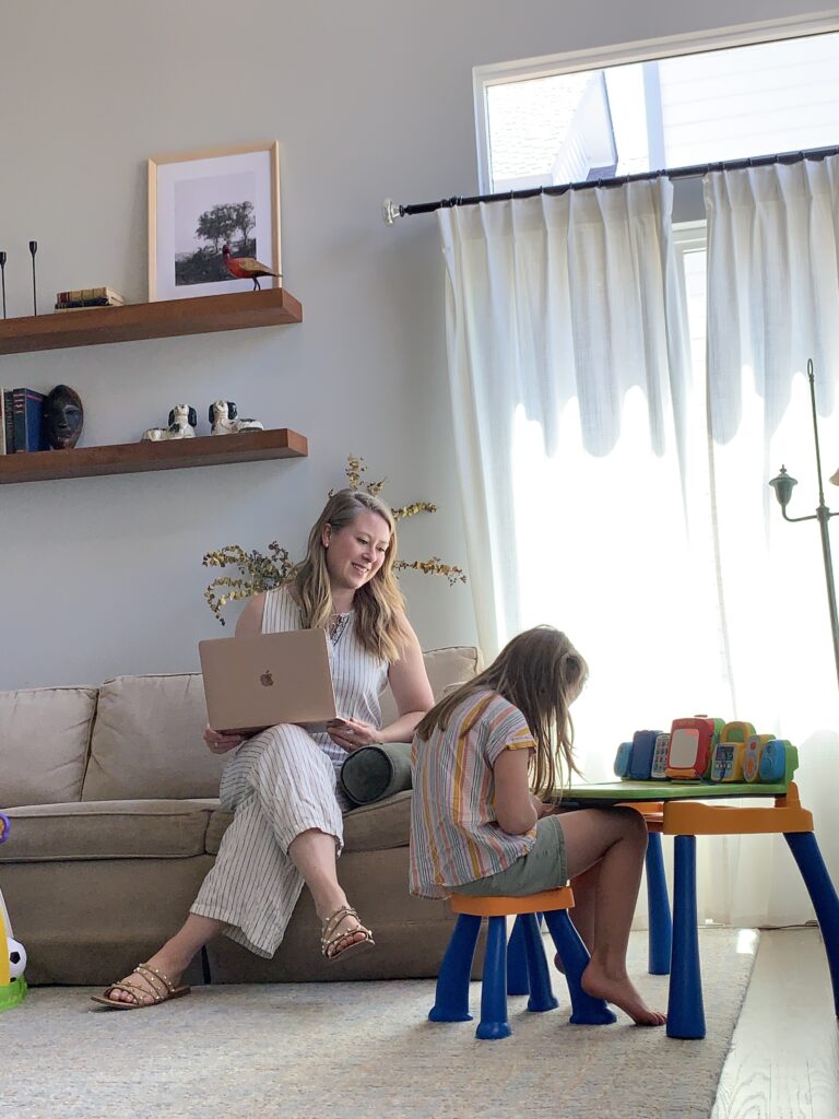 Are you looking for alternatives to screen time that let your kids play by themselves, that also give you free time? Check these alternatives that are made for the working mom that need help. As a working mom, you need these: indoor activities, outdoor activities, crafts, and quick solutions for your home.