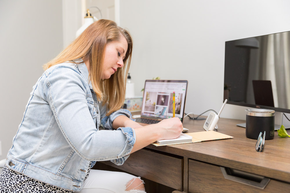 Need best moms working from home hacks? Part of managing a home business is having the right workspace. Lack of a good home office can really hamper a good business. Things that make a good home mom office are: Space for distractions, comfortable and practical work area, smart office and desk furniture, technology that works, places for your children to play, and knowing your work style.